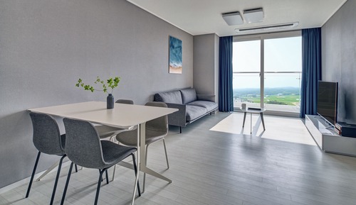 [8PM Checkin] Deluxe Suite Twin, Mountain View - extra 30,000 KRW extended stay