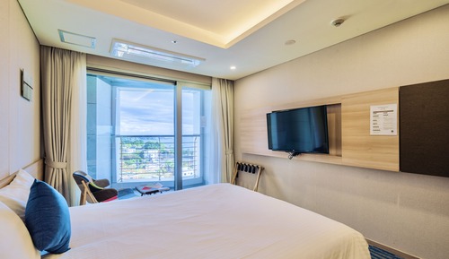 Habitación Deluxe doble, terraza, vistas parciales al mar