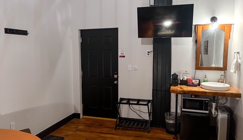 European Style Hostel - Shared Bathroom - No Windows