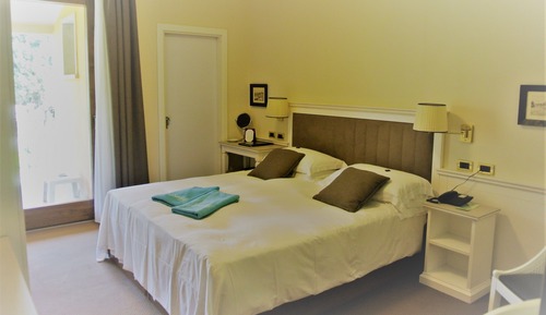 Habitación clásica con 1 cama doble o 2 individuales, balcón