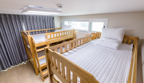Dormitorio compartido, solo para hombres, no fumadores, balcón
