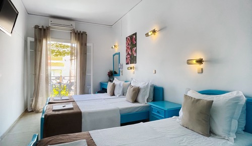 Habitación triple Deluxe, balcón (with Bathtub)