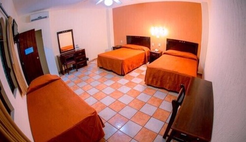 Habitación triple tradicional, varias camas, baño privado