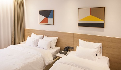 Twin Bed Room