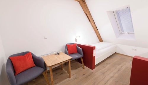Habitación básica con 2 camas individuales