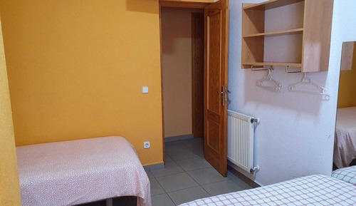 Habitación básica con 1 cama doble o 2 individuales