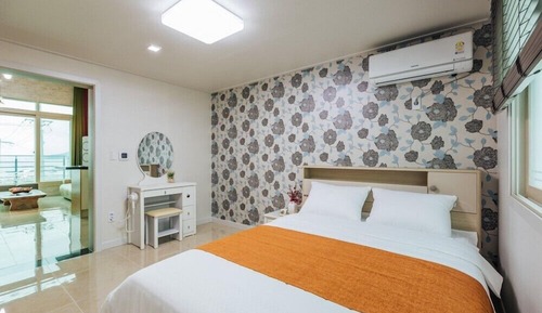 Room (Marin)