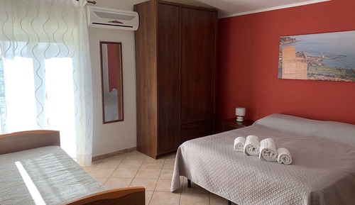 Habitación triple Confort, 1 habitación, balcón, vistas parciales al mar