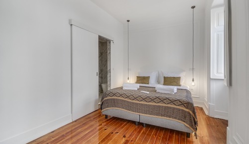 Habitación estándar con 1 cama doble o 2 individuales, balcón, vistas a la ciudad