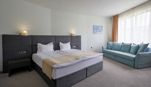 Habitación superior con 1 cama doble o 2 individuales, vistas al jardín