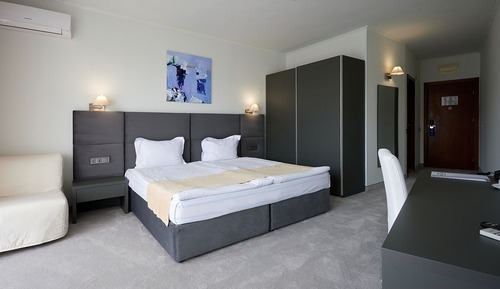 Habitación con 1 cama doble o 2 individuales, vistas al parque