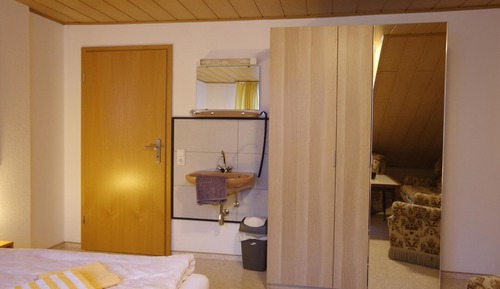 Habitación con 2 camas individuales, baño compartido, vistas al jardín (Zimmer-2)
