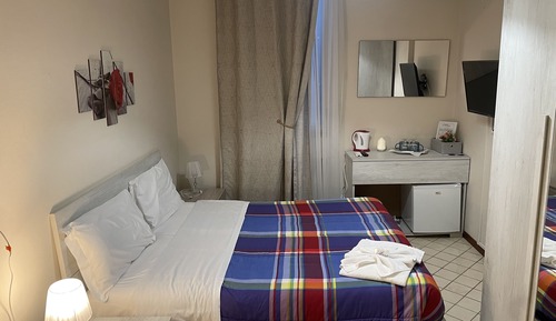 Habitación de luna de miel doble, baño privado, vistas a la ciudad