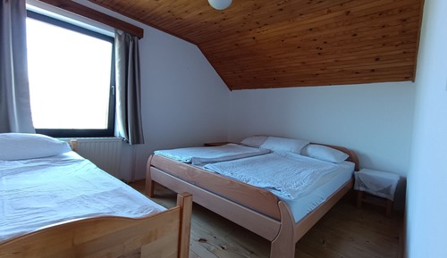 Habitación triple básica, baño privado