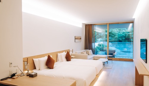 Habitación Premier con 2 camas individuales, balcón, vistas al jardín