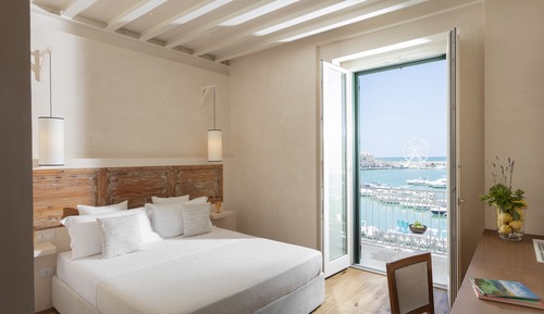 Habitación cuádruple Deluxe, vistas al puerto, mirando al mar (Vittoria Grande)