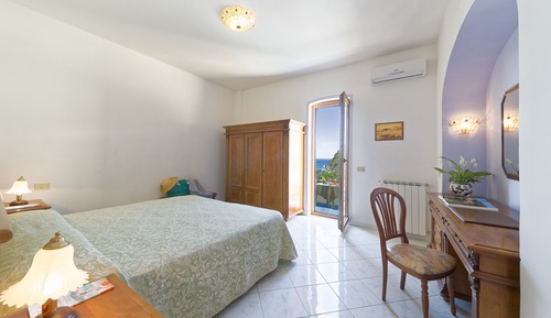 Habitación estándar con 1 cama doble o 2 individuales, balcón, vistas al mar