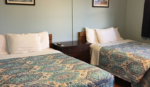 Habitación estándar doble, 2 camas dobles, no fumadores (Pet Friendly)