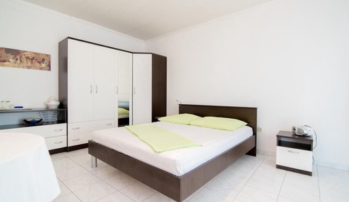 Estudio (Studio Apartment with Terrace)