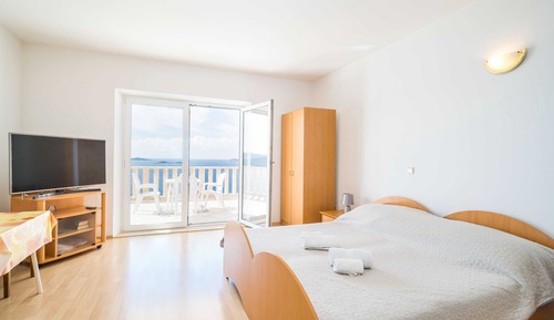 Estudio (Studio Apartment with Balcony)