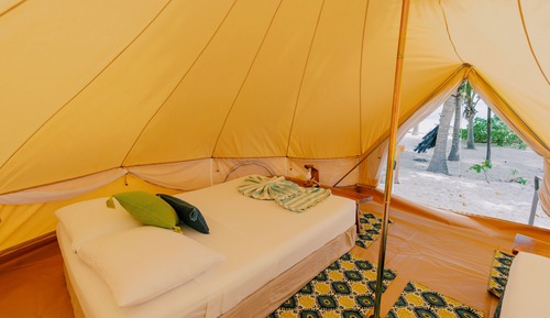 Tienda familiar, acceso a la piscina, frente a la playa