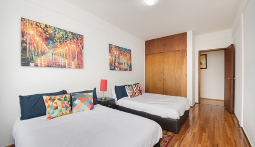 Apartamento familiar, 2 habitaciones, balcón, vistas a la ciudad