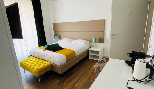 Habitación superior con 1 cama doble o 2 individuales, balcón