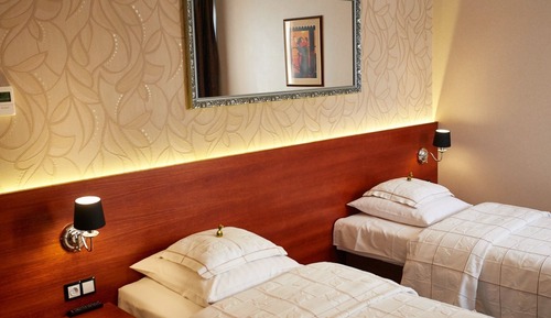 Habitación básica con 2 camas individuales