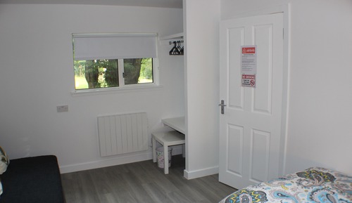 Habitación con 2 camas individuales, baño compartido (Medium Twin Room)