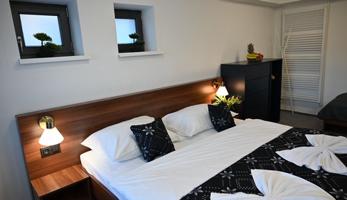 Habitación triple, patio