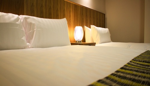 Habitación doble (1 King Bed + 1 Single Bed)