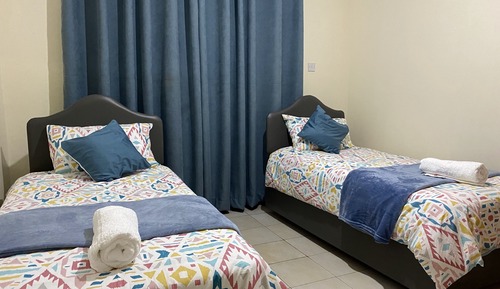 Habitación Deluxe con 2 camas individuales, varias camas, baño privado