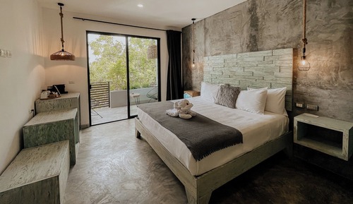 Suite King with Balcony and Pool view