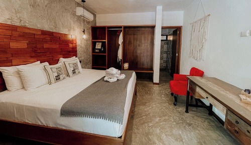 Suite Deluxe with Private and Romantic Bathub with Cenote Water