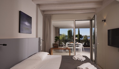 Apartamento ejecutivo, 2 habitaciones, balcón, vistas al lago
