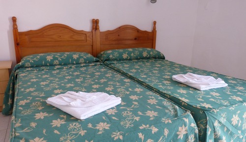 Habitación con 2 camas individuales