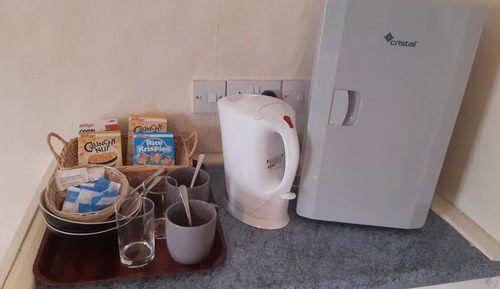 Habitación básica con 2 camas individuales, baño compartido
