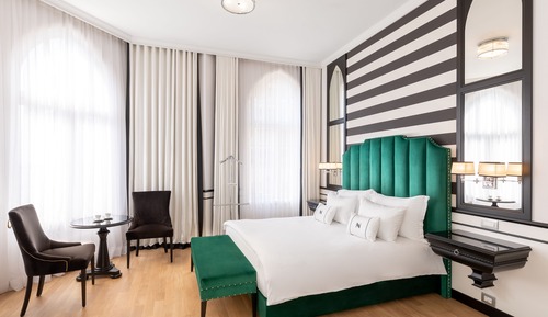 Corner Room, Sea View