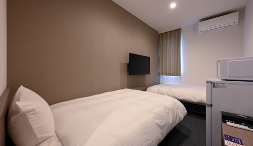 Habitación estándar con 2 camas individuales, no fumadores (check-in is not available after 11PM)