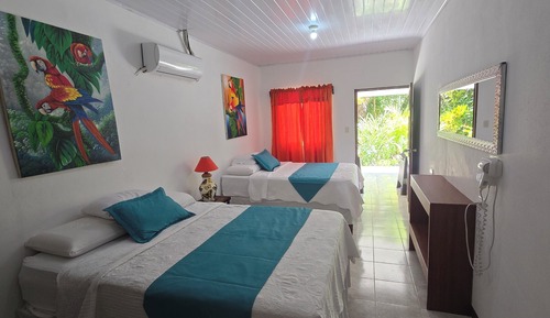 Habitación triple, varias camas, vistas al jardín (With AC)