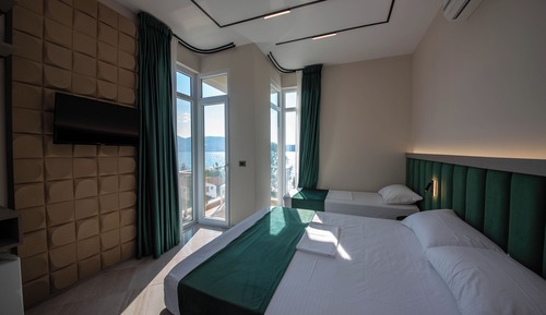 Habitación triple, balcón, vistas al mar