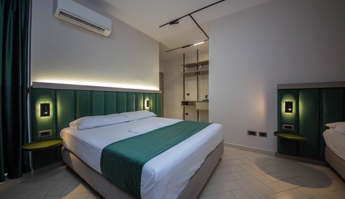 Habitación triple, balcón, vistas parciales al mar
