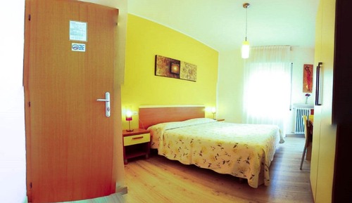 Habitación con 1 cama doble o 2 individuales, balcón, vistas a la ciudad