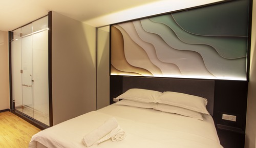 Habitación doble, 1 cama de matrimonio grande, sin ventanas