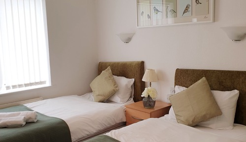 Habitación básica con 2 camas individuales