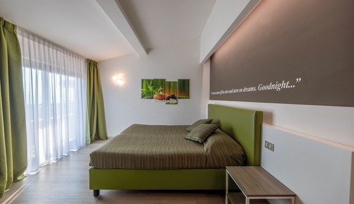 Habitación con 1 cama doble o 2 individuales, balcón, vistas parciales al lago