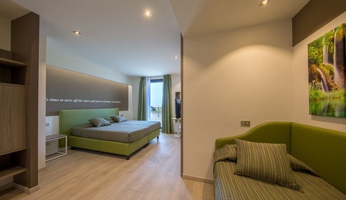 Habitación triple superior, balcón, vistas parciales al lago