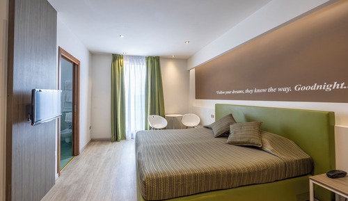 Habitación cuádruple estándar, balcón, vistas parciales al lago