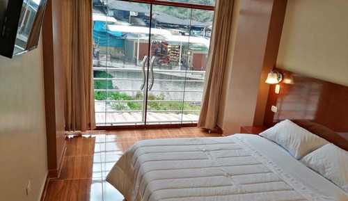 Habitación estándar doble, 1 cama de matrimonio, baño privado, vistas a la montaña