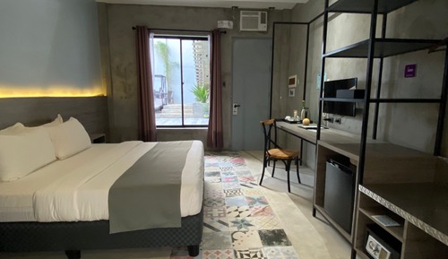 Habitación, 1 cama de matrimonio grande, junto a la piscina